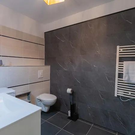 Cozy 1-bedroom With Ac & Garage Near