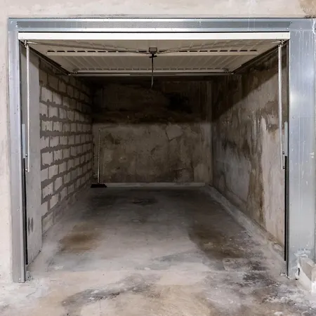 Cozy 1-bedroom With Ac & Garage Near